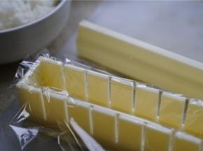 寿司模里铺上一层保鲜膜。