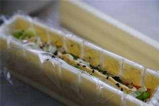 先铺一层米饭，再分别加入青椒，萝卜，白菜，沙拉酱，熟芝麻。