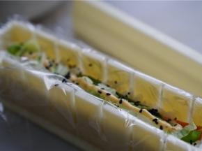 先铺一层米饭，再分别加入青椒，萝卜，白菜，沙拉酱，熟芝麻。