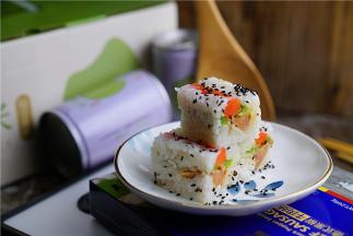 切块摆盘就可以上桌吃啦，吃的时候还可以再加适量的熟芝麻点缀一下。