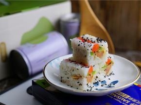 切块摆盘就可以上桌吃啦，吃的时候还可以再加适量的熟芝麻点缀一下。