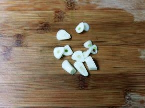 蒜瓣剥去皮切片