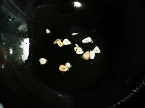 热锅热油放入蒜瓣煎出香味