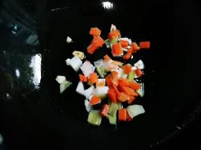 放入泡菜翻炒出香味