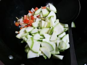 放入西葫芦翻炒片刻