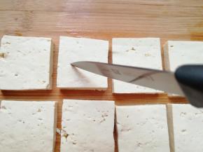 用小刀在豆腐块的正反面各划2-3道，以便入味。