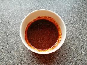 把孜然粉、麻辣鲜、辣椒粉、盐、生抽、老抽、食用油和蜂蜜一起倒入碗中，混合均匀备用。