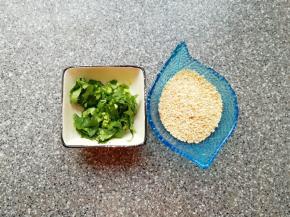香菜洗干净切碎，准备好白芝麻。