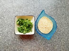 香菜洗干净切碎，准备好白芝麻。