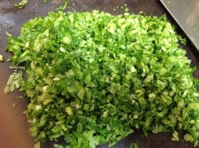 
香芹切成细碎的小丁
