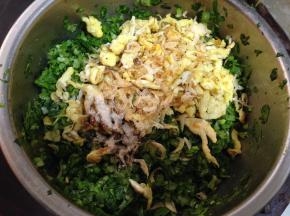 
再加入蛋碎、虾皮、五香粉、盐、香油拌匀备用