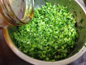 芹菜入盆先倒入葱油拌匀