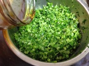 芹菜入盆先倒入葱油拌匀