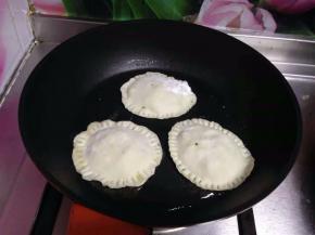 
不粘锅加少许油，小火放入饼坯