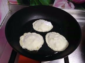 
不粘锅加少许油，小火放入饼坯