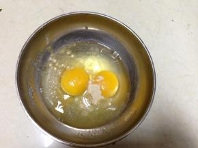 
鸡蛋里加入盐、白胡椒粉充分打散