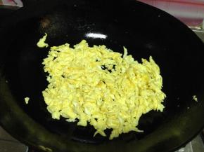 
炒锅加油烧热倒入蛋液炒成细碎