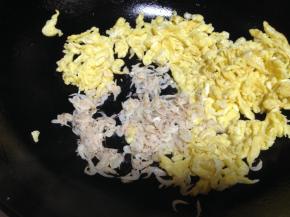 
把蛋碎拔到一边倒入虾皮炒松散关火冷却