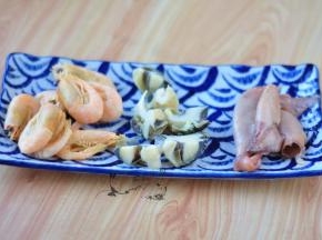 北极虾洗净，海螺肉切成两半，笔管鱼切段。