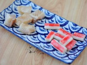 龙利鱼切块，蟹棒切段。