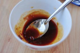 碗里加入辣黄豆酱、蚝油、生抽、鸡精，调成烧烤酱。