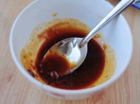 碗里加入辣黄豆酱、蚝油、生抽、鸡精，调成烧烤酱。