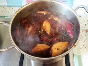 大火烧开后转中火炖煮约40分钟