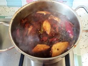 大火烧开后转中火炖煮约40分钟