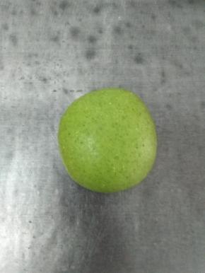这里以菠菜为例，其他果蔬一样方法制作，面团分割成四块，分别揉进果蔬粉