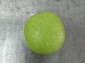 这里以菠菜为例，其他果蔬一样方法制作，面团分割成四块，分别揉进果蔬粉