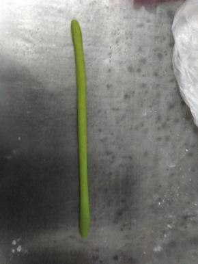 揉成长条，大概45厘米，需要包的火腿肠的3倍左右