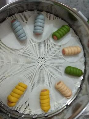 上锅发酵30度大概40分钟左右，包子变得稍微大一点，开火蒸15分钟，焖5分钟就可以了