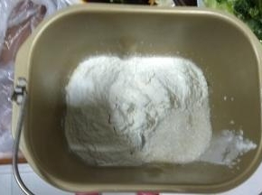 把除果蔬粉以外的材料全部放入面包机，搅拌成光滑的面团