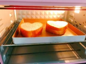 放入预热好的烤箱中层170度烤6分钟至表面香脆