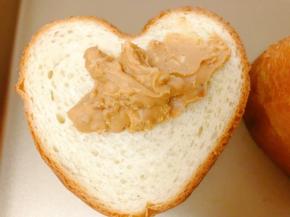 取出，放上2大勺颗粒花生酱