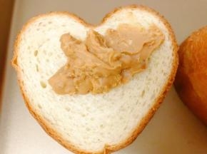 取出，放上2大勺颗粒花生酱