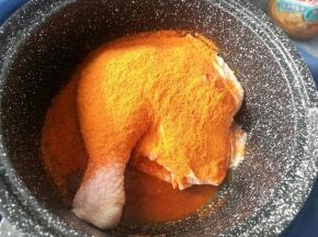 鸡腿或鸡翅用调料腌制一个小时以上。