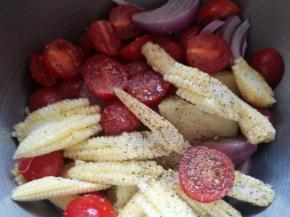 加盐黑胡椒，橄榄油搅拌均匀。