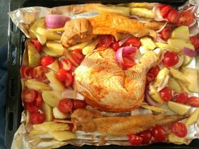 鸡腿和鸡翅先摆放在烤盘上，然后将其他材料摆放在鸡腿鸡翅旁边，不要将肉盖上。