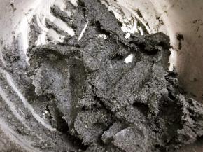 戴上一次性手套，用手揉捏至猪油和芝麻粉完全融合
揉捏好后，里面的猪油略微有些融化，可以放入冰箱冷冻10分钟后再取出搓小球