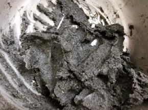 戴上一次性手套，用手揉捏至猪油和芝麻粉完全融合
揉捏好后，里面的猪油略微有些融化，可以放入冰箱冷冻10分钟后再取出搓小球