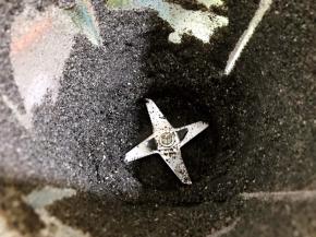 打成粉后倒在干净无水的盆里