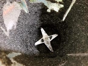 打成粉后倒在干净无水的盆里
