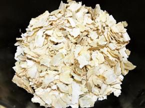 当归片掰碎一下放入锅里