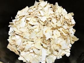 当归片掰碎一下放入锅里