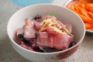 把鱼去肉切块（用来清蒸，清蒸鱼块下次介绍），鱼骨切块，鱼汤、鱼尾分别洗净、切好，加入洗净切好的生姜丝、盐、油拌均。