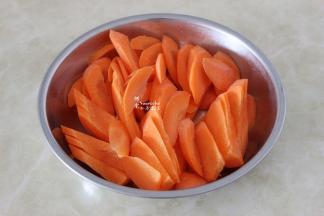 胡萝卜洗净，去皮、切片，胡萝卜是孩子们喜欢吃的，加点胡萝卜甜会很清甜，荤素搭配营养均衡。