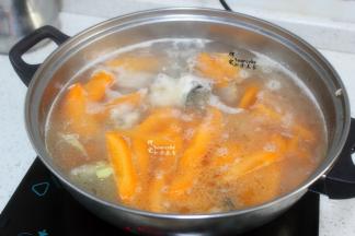 加入切好的胡萝卜片，继续大火煮。