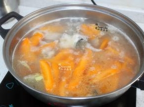 加入切好的胡萝卜片，继续大火煮。