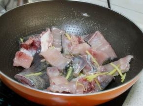 热锅，倒油，把鱼头、鱼尾巴，鱼骨、生姜丝倒入锅里，中小火煎熟，出锅。